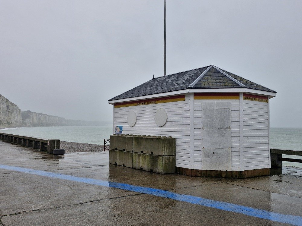 Le bungalow des sauveteurs en mer de F&eacute;camp a &eacute;t&eacute; renforc&eacute; par des plots de 4 tonnes.
