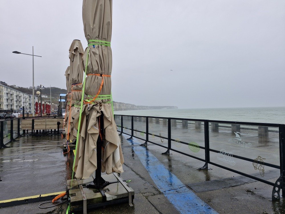 Sur le front de mer de F&eacute;camp, le mobilier des brasseries a &eacute;t&eacute; rang&eacute; ou harnach&eacute;.