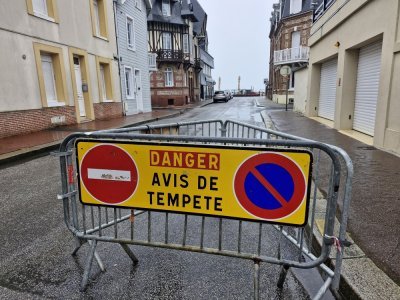 Interdiction de circuler en bord de mer, &agrave; F&eacute;camp. - C&eacute;lia Caradec