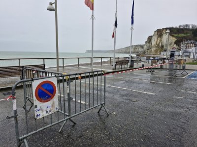 A Yport, interdiction de se garer le long du front de mer. - C&eacute;lia Caradec