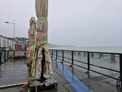 Sur le front de mer de F&eacute;camp, le mobilier des brasseries a &eacute;t&eacute; rang&eacute; ou harnach&eacute;. - C&eacute;lia Caradec