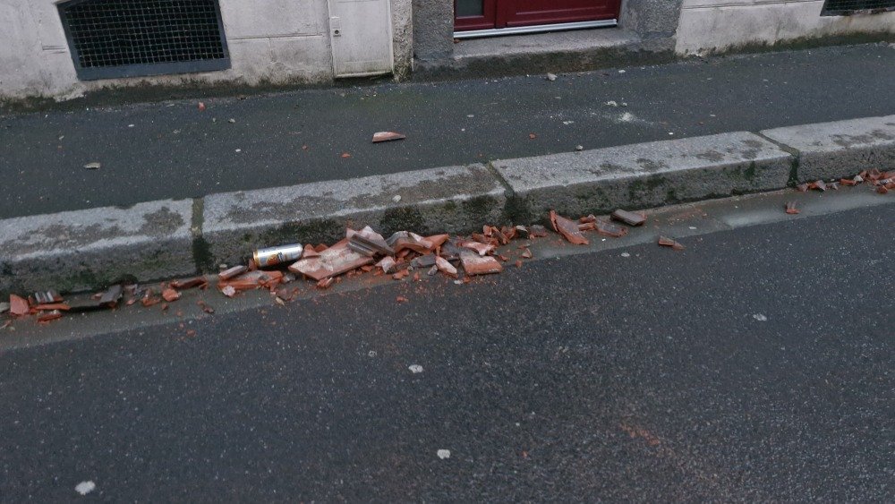 Des tuiles ont &eacute;t&eacute; arrach&eacute;es par le vent.