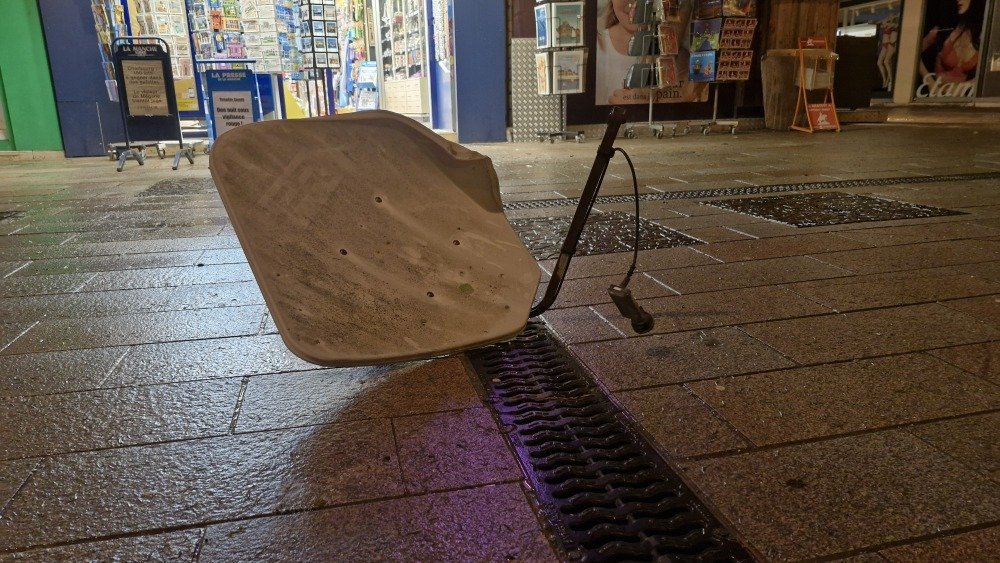 Une parabole est tomb&eacute;e rue du Commerce &agrave; Cherbourg.
