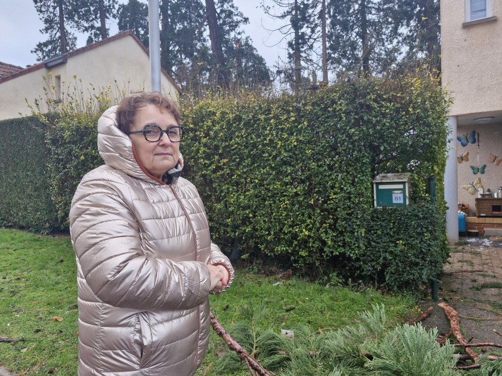 Sylvaine Santo, maire de Roncherolles-sur-le-Vivier, s'est rendue devant l'habitation d'Isabelle Capelle pour constater les d&eacute;g&acirc;ts de son habitation apr&egrave;s la temp&ecirc;te Goretti.