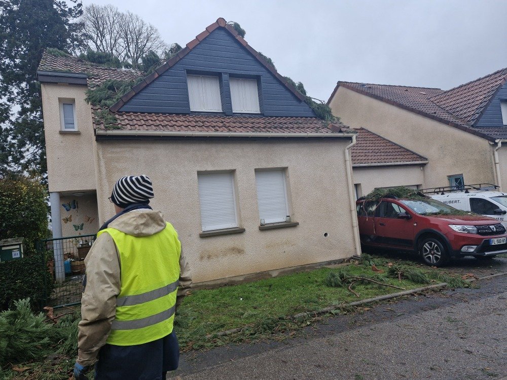 A Roncherolles-sur-le-Vivier, un s&eacute;quoia a d&eacute;truit la toiture d'une maison et les branches tomb&eacute;es ont rendu inutilisable la voiture de l'habitante sinistr&eacute;e, Isabelle Capelle.