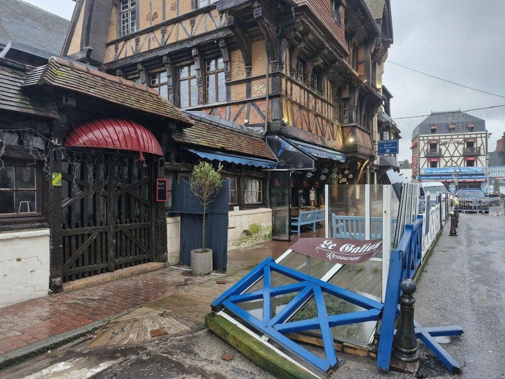 Les traces de la temp&ecirc;te sont partout &agrave; proximit&eacute; du front de mer.
