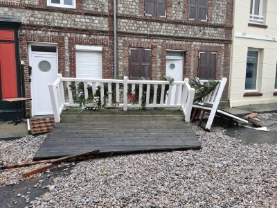 Les terrasses encore garnies du mobilier de No&euml;l n'ont pas tenu. - C&eacute;lia Caradec