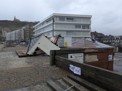 Nombre de bungalows et divers mobiliers urbains se sont envol&eacute;s. - C&eacute;lia Caradec