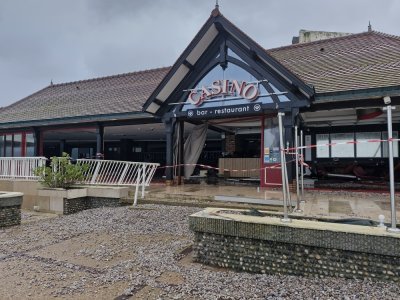 La mer s'est empar&eacute;e du casino d'Etretat, d&eacute;vastant la devanture. - C&eacute;lia Caradec