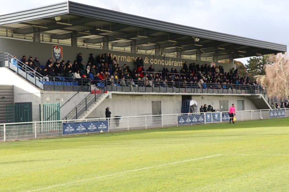 La tribune de l'annexe 3 de Venoix &eacute;tait pleine, sans compter les supporters debout, en pourtours.