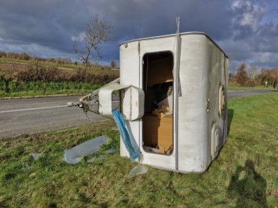 Une caravane, utilis&eacute;e par des ouvriers agricoles, a &eacute;t&eacute; renvers&eacute;e pr&egrave;s de l'a&eacute;roport par le vent. - Julien Rojo