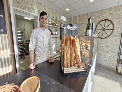 Samuel Vaquez a veill&eacute; toute la nuit dans sa boulangerie &agrave; Gatteville-le-Phare. - Julien Rojo