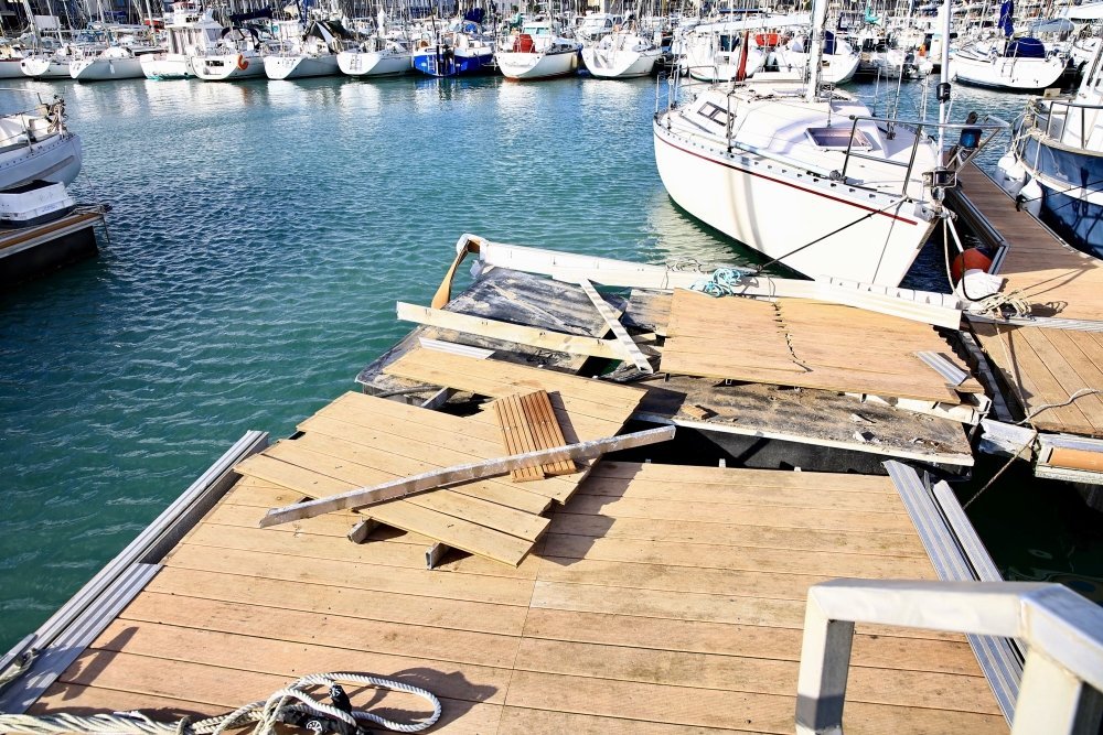 Des pontons se sont encastr&eacute;s suite aux rafales.