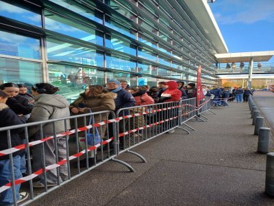 Samedi 10 janvier, la file d'attente &eacute;tait longue pour avoir sa place pour le Tendance Live d'Alen&ccedil;on le vendredi 23 janvier. - Justine Carr&egrave;re