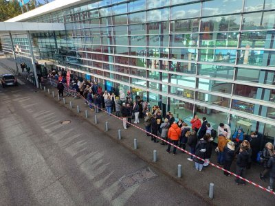 500 personnes se sont d&eacute;plac&eacute;es au centre Leclerc d'Alen&ccedil;on pour avoir une place pour le Tendance Live d'Alen&ccedil;on le vendredi 23 janvier prochain. - Justine Carr&egrave;re