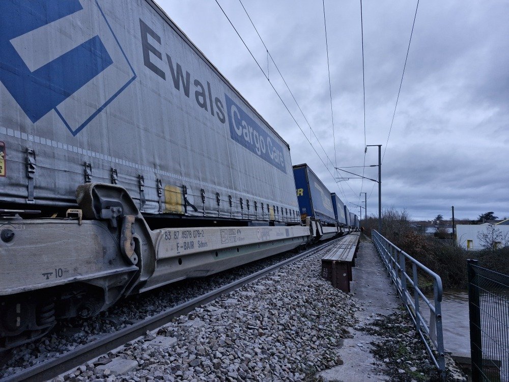 La gendarmerie va rester sur place toute la nuit pour surveiller le train et faire face aux &eacute;ventuels vols et autre acte de vandalisme.