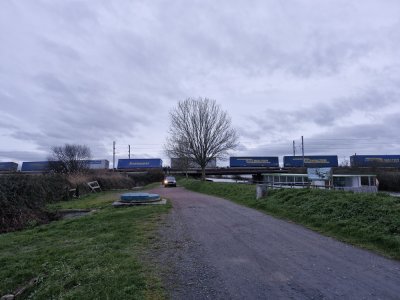 Selon nos informations, le train est compos&eacute; de 17 wagons sur une longueur de 750 m. Les wagons sont rest&eacute;s partiellement debout malgr&eacute; le d&eacute;raillement.&nbsp; - Thibault Lecoq