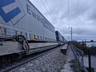 La gendarmerie va rester sur place toute la nuit pour surveiller le train et faire face aux &eacute;ventuels vols et autre acte de vandalisme. - Thibault Lecoq