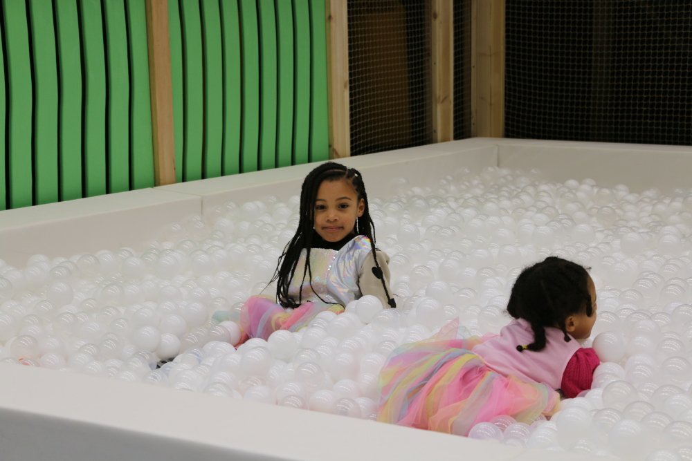 Jannah Benakou (&agrave; gauche) et sa s&oelig;ur Adama Benakou se sont bien amus&eacute;es dans la piscine &agrave; balles de Jokoani. Adama Benakou a m&ecirc;me saut&eacute; dans la piscine la premi&egrave;re fois comme si elle sautait dans l'eau.