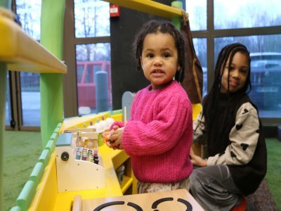 Adama Benakou et sa s&oelig;ur Jannah Benakou ont d&eacute;couvert en avant-premi&egrave;re ce nouveau lieu, Jokoani. Elles ont pu jouer aux baristas gr&acirc;ce au stand install&eacute; au rez-de-chauss&eacute;e avec une caisse enregistreuse.