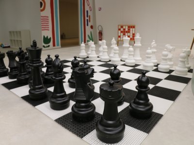 Au rez-de-chauss&eacute;e de Jokoani &agrave; Barentin, les enfants comme leurs parents peuvent jouer aux &eacute;checs non pas sur un plateau classique mais sur un jeu grandeur nature avec des pi&egrave;ces g&eacute;antes.