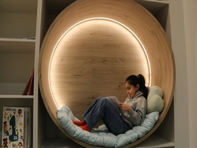 Zahra Lococciolo a appr&eacute;ci&eacute; cet espace d&eacute;di&eacute; &agrave; la lecture et aux dessins. Comme on peut le voir sur l'image, des coussins ont &eacute;t&eacute; install&eacute;s dans un espace douillet de forme ronde comme une bulle.