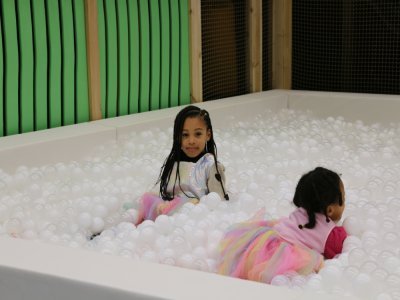 Jannah Benakou (&agrave; gauche) et sa s&oelig;ur Adama Benakou se sont bien amus&eacute;es dans la piscine &agrave; balles de Jokoani. Adama Benakou a m&ecirc;me saut&eacute; dans la piscine la premi&egrave;re fois comme si elle sautait dans l'eau.