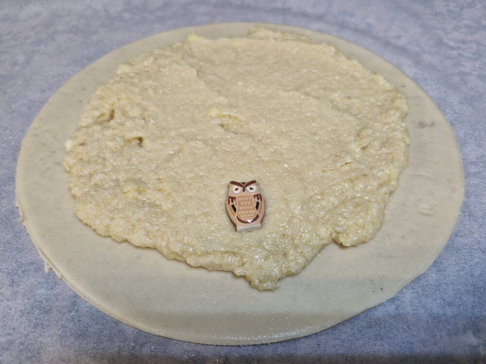 J'ai dispos&eacute; la frangipane sur une p&acirc;te feuillet&eacute;e.