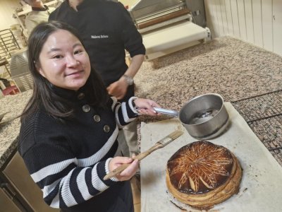 J'ai cr&eacute;&eacute; ma propre galette des rois. Une fois sortie du four, je l'ai badigeonn&eacute;e avec un sirop de sucre pour la rendre brillante.