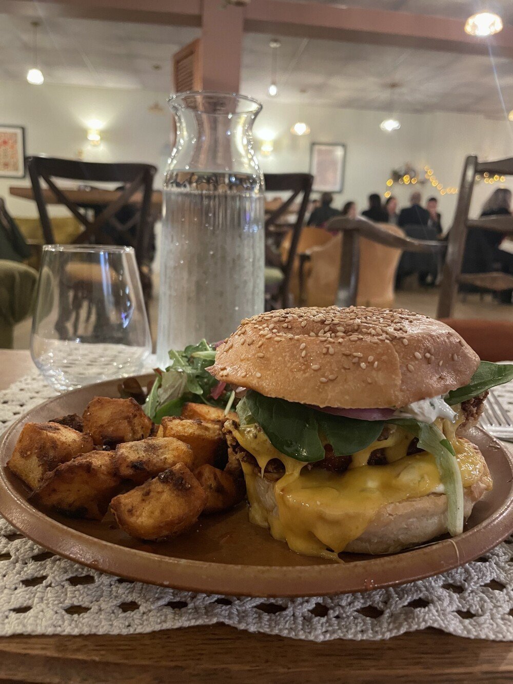Buger au poulet pan&eacute; et cheddar.