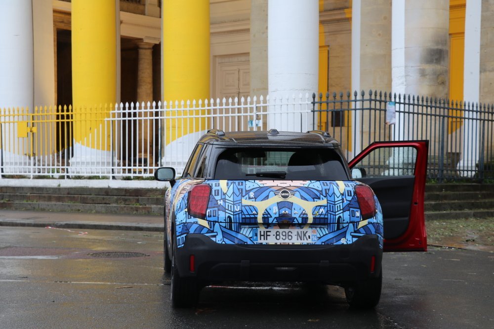 Cette collaboration entre Thrub et la concession BMW Mini Envergure Caen est unique. La voiture est disponible dans la concession pour l'essayer sur rendez-vous. La cr&eacute;ation originale customis&eacute;e est &eacute;galement en vente.