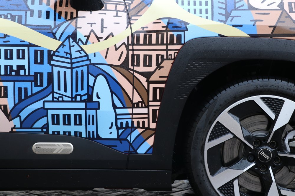 Une fois l'illustration r&eacute;alis&eacute;e, il faut travailler sur une maquette 3D pour placer les &eacute;l&eacute;ments au bon endroit sur la voiture. Il faut s'adapter au design de l'automobile et &eacute;viter les faux raccords.