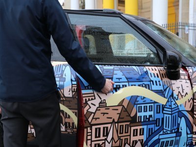 Parmi les b&acirc;timents, des r&eacute;f&eacute;rences moins &eacute;videntes qu'il faut observer dans le d&eacute;tail : le CHU de Caen, le pont de Calix et la tour Leroy. Thurb a aussi souhait&eacute; rendre hommage au bocage normand.