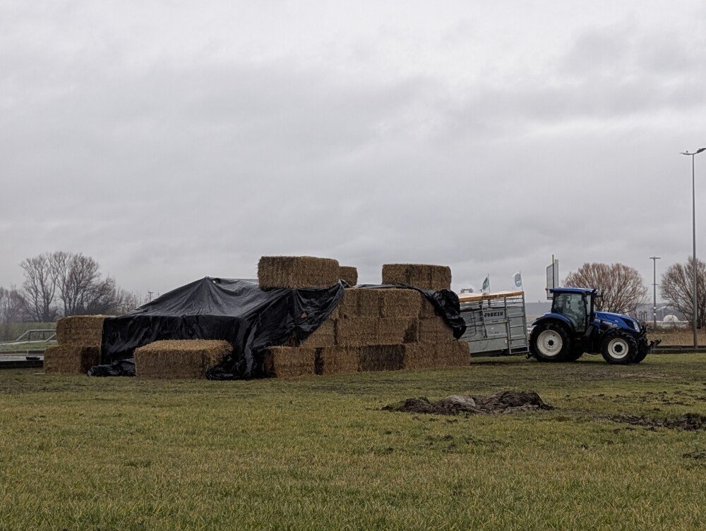 Une tente de fortune a &eacute;t&eacute; install&eacute;e &agrave; proximit&eacute; de la porte Fran&ccedil;ois Ier.