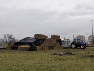Une tente de fortune a &eacute;t&eacute; install&eacute;e &agrave; proximit&eacute; de la porte Fran&ccedil;ois Ier. - C&eacute;lia Caradec