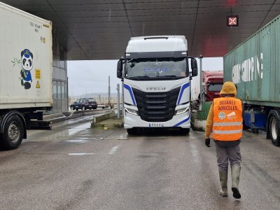 V&ecirc;tus de chasubles "douanes agricoles", les agriculteurs d&eacute;tournent quelques minutes les camions. - C&eacute;lia Caradec