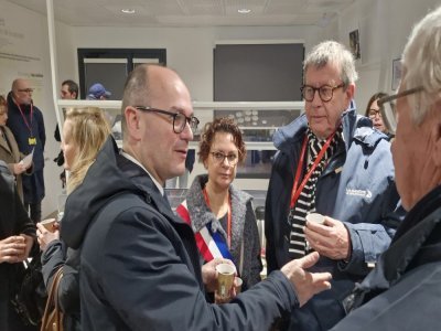 S&eacute;bastien Martin a pu &eacute;changer avec les &eacute;lus locaux, dont Manuela Mahier, maire de La Hague. - Julien Rojo