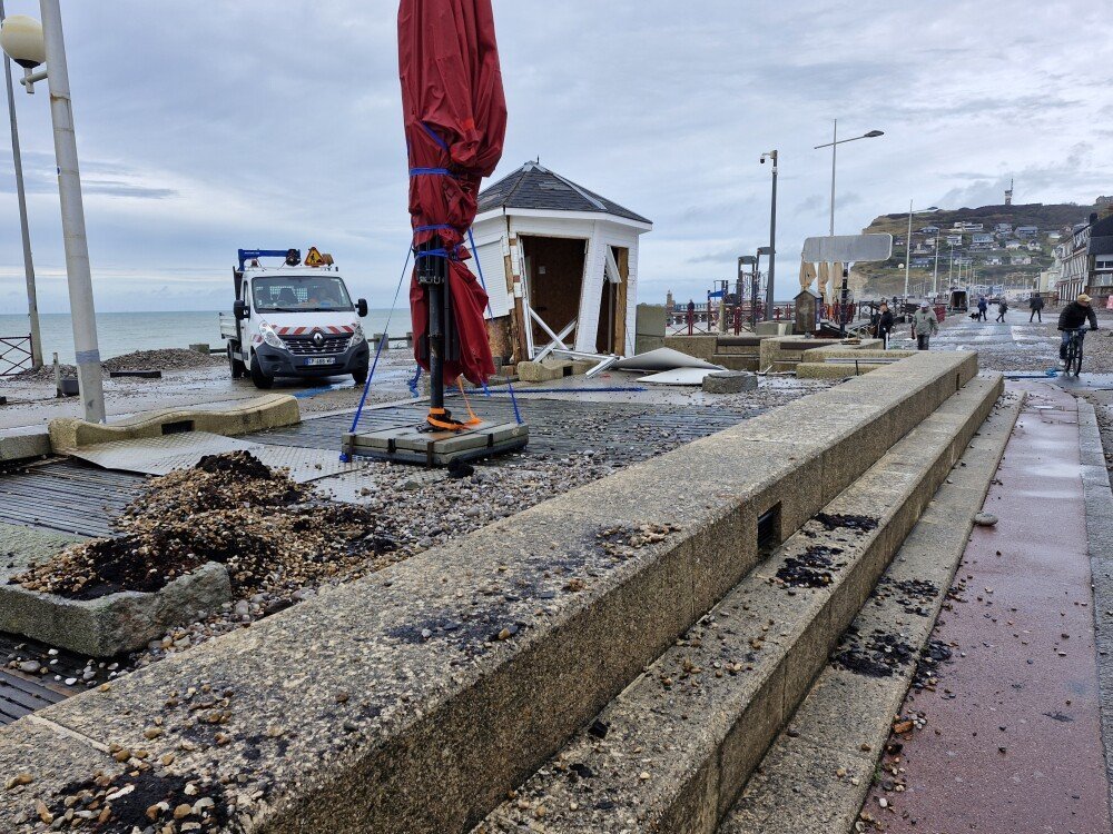 Le cabanon des sauveteurs devra &ecirc;tre remplac&eacute;.