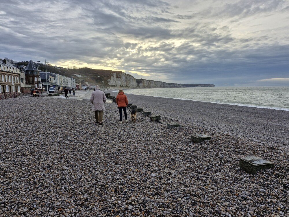 Par endroits, on ne distingue m&ecirc;me plus la digue de la plage.