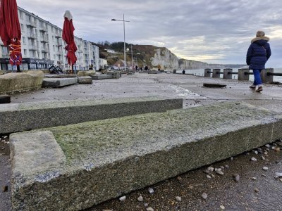 Les blocs de granit de la digue ont &eacute;t&eacute; soulev&eacute;s par la houle. - C&eacute;lia Caradec