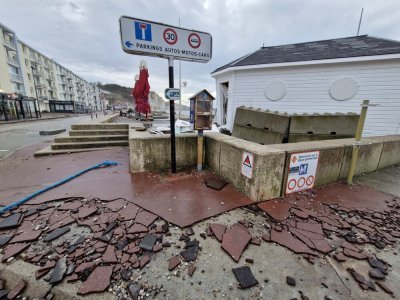 Le bitume a &eacute;t&eacute; soulev&eacute;, sur le boulevard Albert Ier. - C&eacute;lia Caradec