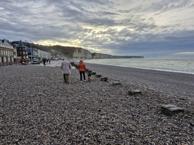 Par endroits, on ne distingue m&ecirc;me plus la digue de la plage. - C&eacute;lia Caradec