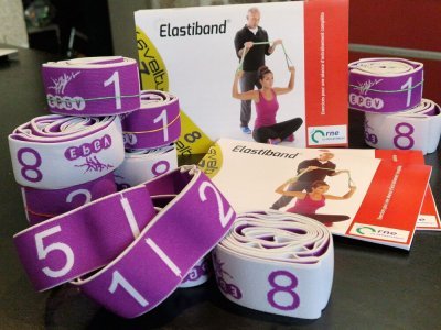 Un kit avec une bande &eacute;lastique et un livret d'exercices a &eacute;t&eacute; distribu&eacute; gratuitement aux adh&eacute;rentes de l'association S&eacute;es pour Elles. - Lucie Peudevin