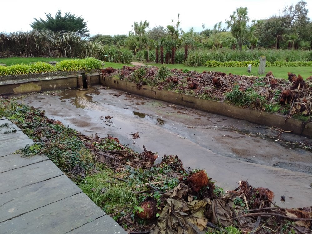L'int&eacute;rieur des jardins a subi de plein fouet les vents du littoral.