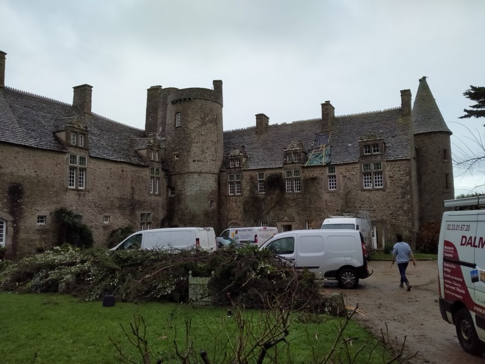 Une girouette du XIXe si&egrave;cle sur la tourelle droite du ch&acirc;teau a &eacute;t&eacute; arrach&eacute;e par le vent.