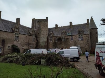 Une girouette du XIXe si&egrave;cle sur la tourelle droite du ch&acirc;teau a &eacute;t&eacute; arrach&eacute;e par le vent. - Julien Rojo