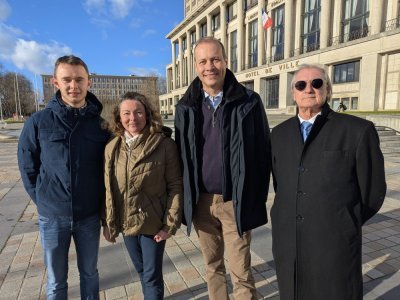Le candidat entour&eacute; d'une partie de son &eacute;quipe&nbsp;: Alexis Cosnay et Isabelle Le Coz du RN, Olivier Queval de l'UDR. - C&eacute;lia Caradec