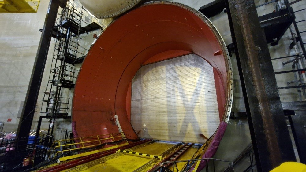 Les g&eacute;n&eacute;rateurs de vapeurs sortent par ces &eacute;normes portes.