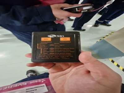 Les dosim&egrave;tres mesurent les radiations subies par les personnes sur le chantier. - Julien Rojo