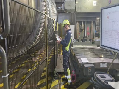 Un ing&eacute;nieur examine un rotor en maintenance. 50 personnes travaillent sur ce projet. - Julien Rojo